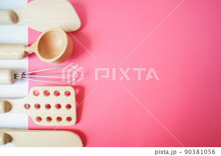 赤い背景と木製キッチン用品 赤い背景と木製キッチン用品 90381056