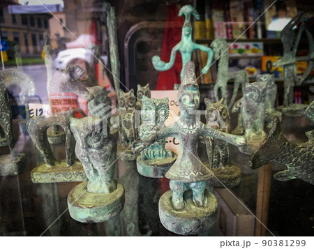 お土産売り場に並ぶ小さい銅像 90381299