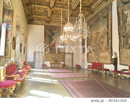 煌びやかな広間とシャンデリア 煌びやかな広間とシャンデリア 90381300