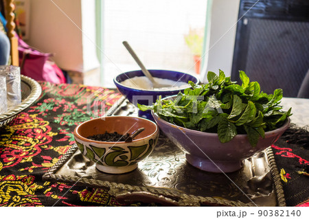 モロッコのミントティーづくりの準備　たくさんのミントと茶葉と砂糖 90382140