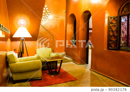 モロッコの街マラケッシュの歴史的なホテル・レストランの入口 モロッコの街マラケッシュの歴史的なホテル・レストランの入口 90382176