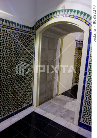 モロッコの街マラケッシュの歴史的でカラフルなタイル張りの内装の建物 90382247