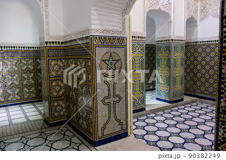 モロッコの街マラケッシュの歴史的でカラフルなタイル張りの内装の建物 90382249