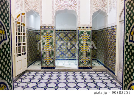 モロッコの街マラケッシュの歴史的でカラフルなタイル張りの内装の建物 90382255