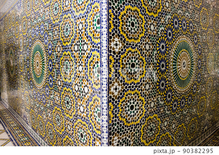 モロッコの街マラケッシュの歴史的でカラフルなタイル張りの内装の建物 90382295