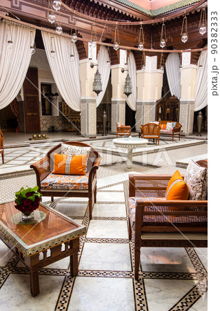 モロッコの街マラケッシュの歴史的な豪華なホテルのロビー 90382333