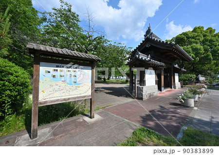 膳所城跡公園 近江「膳所城」の石垣と琵琶湖 膳所城跡公園 近江「膳所城」の石垣と琵琶湖 90383899