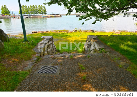 膳所城跡公園 近江「膳所城」の石垣と琵琶湖 膳所城跡公園 近江「膳所城」の石垣と琵琶湖 90383931
