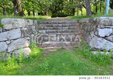 膳所城跡公園 近江「膳所城」の石垣と琵琶湖 膳所城跡公園 近江「膳所城」の石垣と琵琶湖 90383932