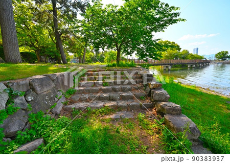 膳所城跡公園　近江「膳所城」の石垣と琵琶湖 90383937