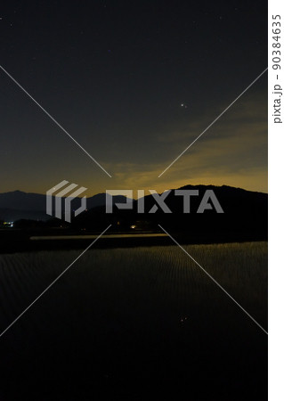 北杜市白州町、水田に映る夜明けの空に並んだ木星と火星。遅れて金星も昇る。 北杜市白州町、水田に映る夜明けの空に並んだ木星と火星。遅れて金星も昇る。 90384635