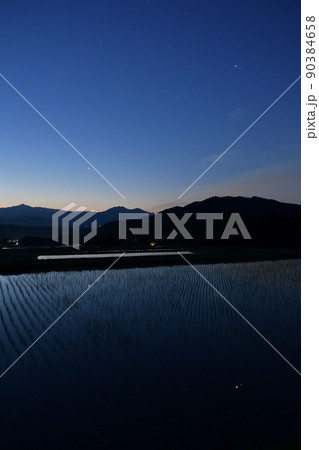 北杜市白州町、水田に映る夜明けの空に並んだ木星と火星。遅れて金星が昇る。 北杜市白州町、水田に映る夜明けの空に並んだ木星と火星。遅れて金星が昇る。 90384658