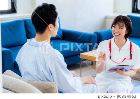 問診する看護師 90384962