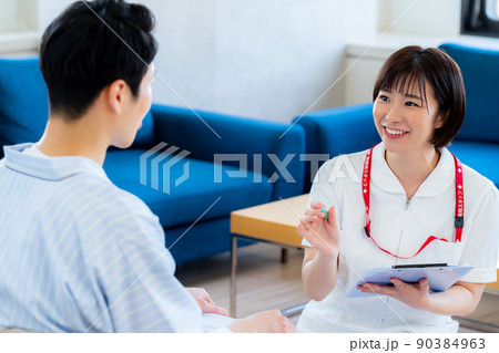 問診する看護師 90384963