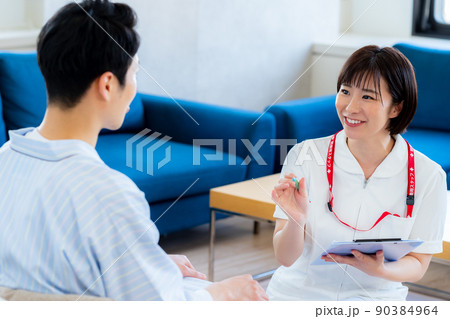 問診する看護師 90384964