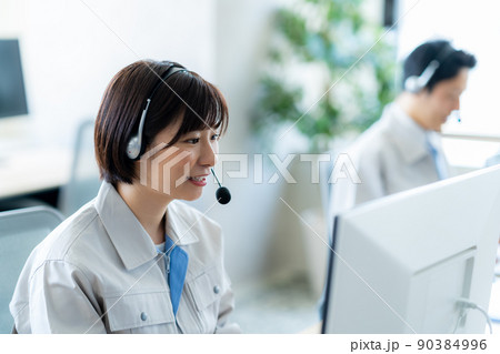 作業着のオペレーター 90384996