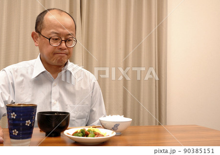 自宅で食事する中年男性 自宅で食事する中年男性 90385151