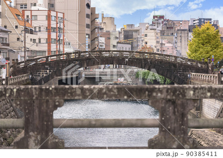 [九州・長崎] 芊原橋から見た中島川を渡る東新橋。 90385411
