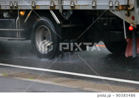 雨天、走行中のトラック　イメージ 90385486