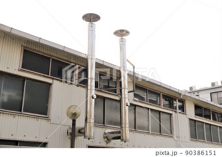 工場に設置された煙突　排気口　排気ガス 90386151