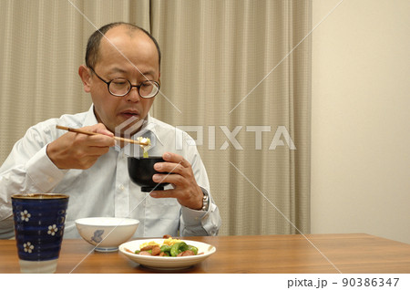 自宅で食事する中年男性 自宅で食事する中年男性 90386347