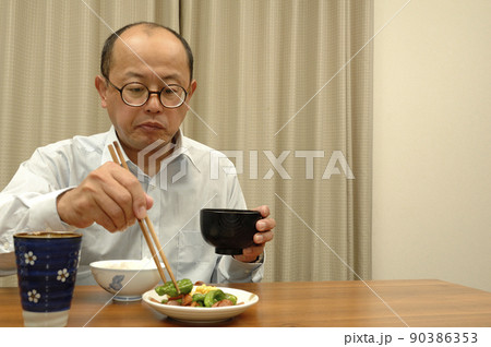 自宅で食事する中年男性 自宅で食事する中年男性 90386353