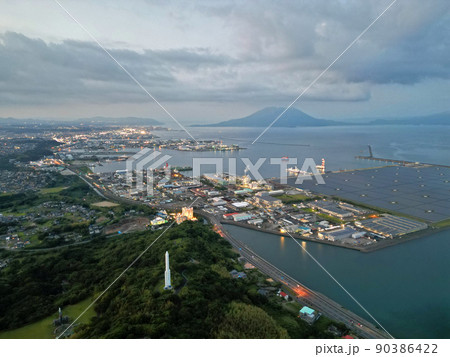錦江湾公園から平川町と谷山港方面の夕景空撮 錦江湾公園から平川町と谷山港方面の夕景空撮 90386422