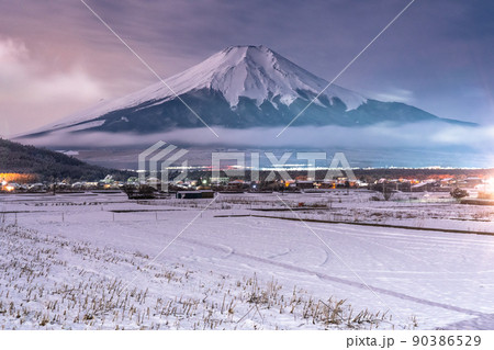 《山梨県》冬の富士山・積雪の忍野村 90386529