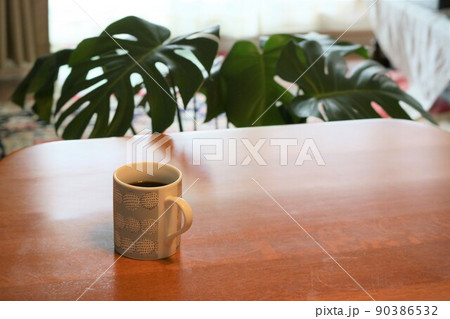 テーブルのコーヒーと観葉植物 テーブルのコーヒーと観葉植物 90386532