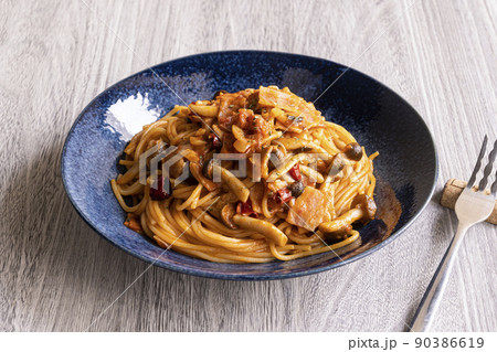 キノコとベーコンのトマトソースパスタ 90386619
