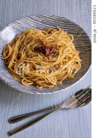 ツナとトマトソースのパスタ ツナとトマトソースのパスタ 90386621