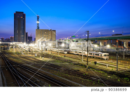名古屋市　夜明け頃のJR東海名古屋車両区の風景 90386699