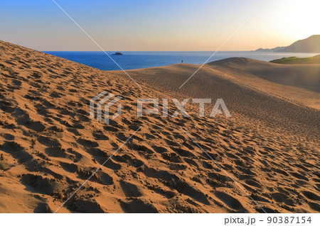 【鳥取県】朝焼けの鳥取砂丘 【鳥取県】朝焼けの鳥取砂丘 90387154