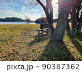 朝日を浴びる公園のベンチ 90387362