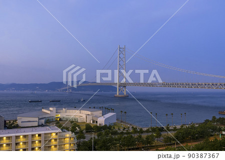 明け方の明石海峡大橋 / Akashi Kaikyo Bridge, Japan 90387367