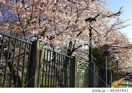 レトロな雰囲気の琵琶湖疏水の運河の門 レトロな雰囲気の琵琶湖疏水の運河の門 90387641