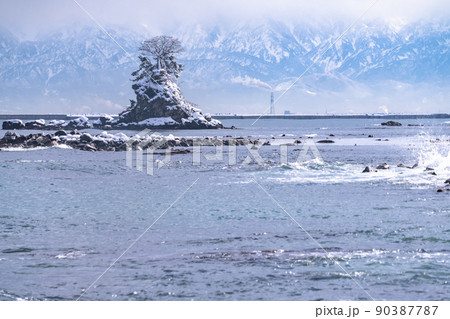 《富山県》冬の雨晴海岸・雪化粧の女岩 90387787