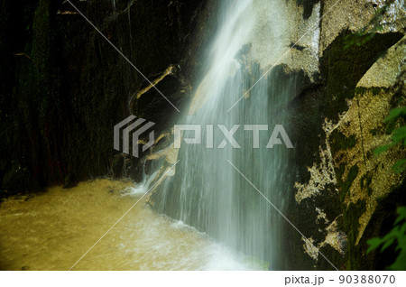 優雅で綺麗な寿老の滝 90388070