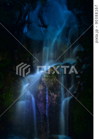 優雅で幻想的な寿老の滝 90388167