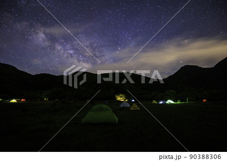 《大分県 九重連山》 坊がつるキャンプ場から夏の天の川 《大分県 九重連山》 坊がつるキャンプ場から夏の天の川 90388306