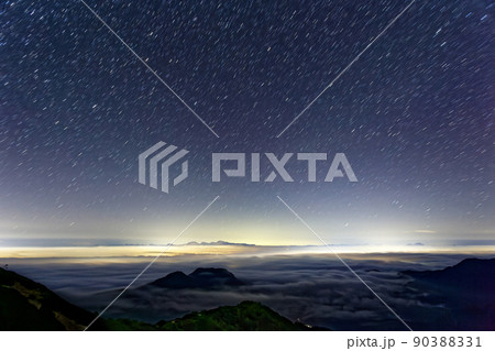北アルプス・燕岳から見る安曇野の雲海と星空 90388331