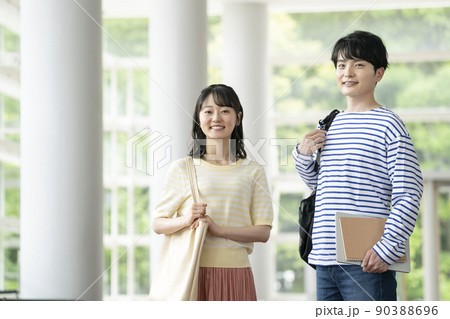 大学生イメージ カメラ目線で笑顔の若い男女 大学生イメージ カメラ目線で笑顔の若い男女 90388696