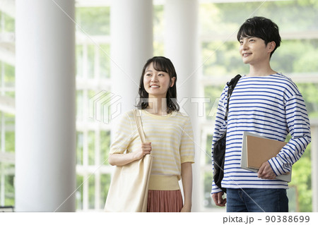 大学生イメージ 笑顔の若い男女 大学生イメージ 笑顔の若い男女 90388699