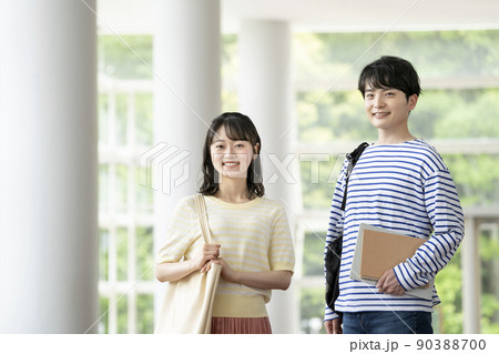 大学生イメージ　カメラ目線で笑顔の若い男女 90388700