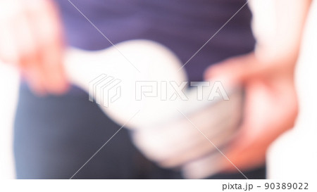お茶碗にお米をつぐイメージ　(ピントぼかし)  写真素材 90389022