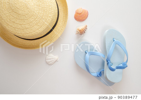 背景素材 爽かな陽射を浴びた可愛い麦わら帽子とゾウリと貝殻 背景素材 爽かな陽射を浴びた可愛い麦わら帽子とゾウリと貝殻 90389477