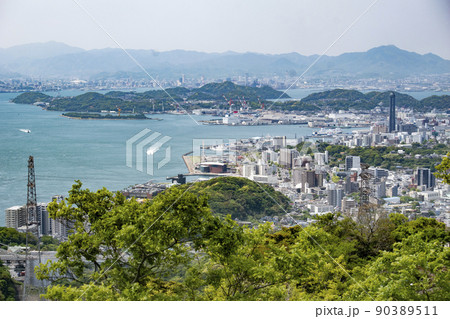 関門橋と関門海峡を行きかう船 関門橋と関門海峡を行きかう船 90389511
