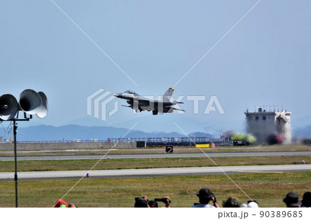 岩国基地航空祭でデモ飛行のため離陸するアメリカ空軍のF-16戦闘機 岩国基地航空祭でデモ飛行のため離陸するアメリカ空軍のF-16戦闘機 90389685
