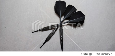 黒色のダーツの矢3本 90389857