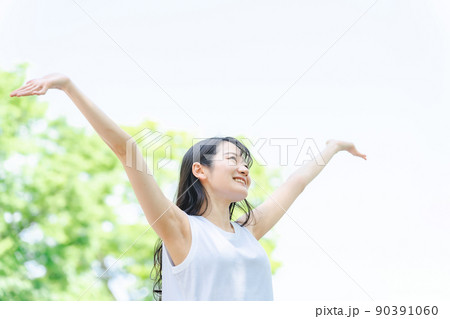 新緑の中でバンザイをする女性(回復・解決) 新緑の中でバンザイをする女性(回復・解決) 90391060